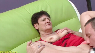 Öreg érett nő és a fiatal csóka