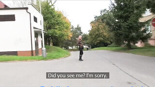 Világos Szőke tini csajszika a raktárban kamatyol