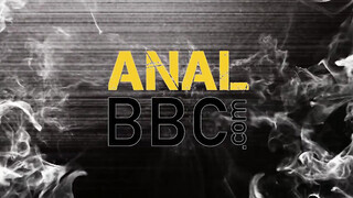 Anna De Ville élvezi a méretes dárdát