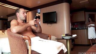 Danika Mori a hotelban kufircol
