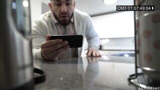Az óriás cicis bejárónő megkúrelva
