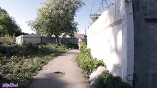 Tini csajszi lovagolja a fickó faszát