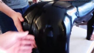 Latex ruhás anyukát análba közösülnek