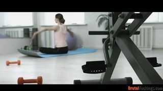 Jogázó tini bigét dug popsiba az edő