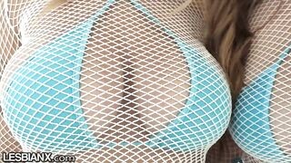 Lena Paul és Gabbie Carter legelső popó lesbi jelenete