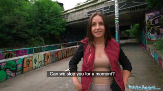 Public Agent - Jenna J Ross a híd alatt kamatyol