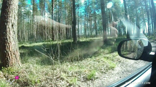 Tini barinő a kocsiban reszel