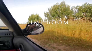 Izgató tini barinő a kocsiban cidázik