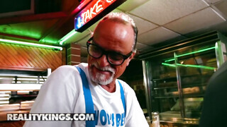 Reality Kings - Sadie Pop a cafka tini csaj