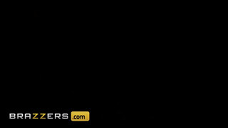 Brazzers - Cherie Deville fiatal ürgével kupakol
