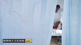 Brazzers - Bonnie Rotten fenekében az óriás himbilimbi
