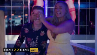 Brazzers - Blanche Bradburry kedveli a óriási kukacot