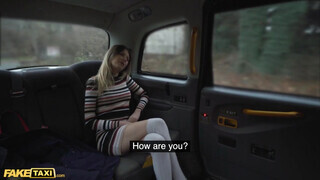 Fake Taxi - Rebecca Volpetti a hátsó ülésen kefél