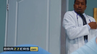 Brazzers - Nina Dee popókáját a doktor kufircolja