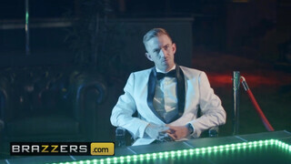 Brazzers - Blanche Bradburry óriási rúdat kap a hátsójába