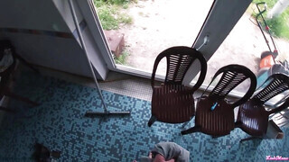 Kitetovált orosz tini csajszi a medencénél kamatyol