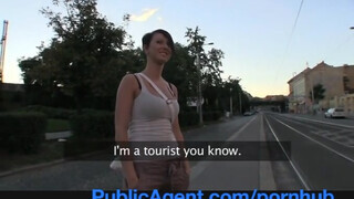 PublicAgent - Rövid hajú csaj hancúrozni akar