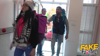Fake Hostel - Latin lány a hapsija előtt baszik