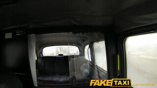 FakeTaxi - tetovált gádzsi meghágva a hátsó ülésen