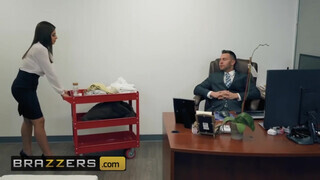 Brazzers - Ella Knox az óriás cicis latina csajszi