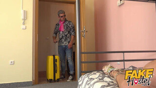 Fake Hostel szűk pinájú olasz szuka és kettő kuki