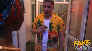 Fake Hostel afrikai bige és egy spanyol pina közösen