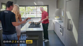 Brazzers - Courtney Taylor a férje haverjával hancúrozik