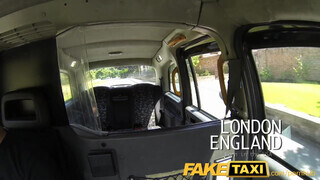 FakeTaxi amerikai félvér csajszika kefélni akar