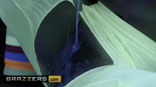 Brazzers - az ázsiai Kendra Spade jó hatalmas hímvesszőt talál