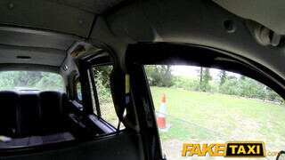 FakeTaxi még a sofőr fenekét is kinyalja a csajszi
