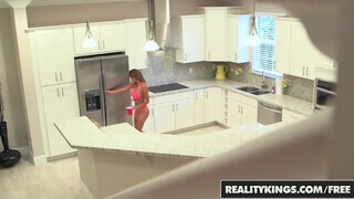 Reality Kings - a latinos dél amerikai Bianka termetes segge megkefélve