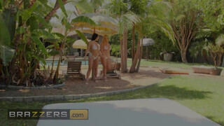 Brazzers - Angela White és Savannah Bond leápolják a dárdát