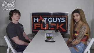Kolumbiai tini csajszika és a sportos manus - Hot Guys Fuck
