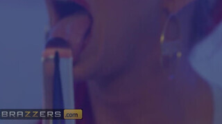 Brazzers - Phoenix Marie gigantikus popsija megdolgozva