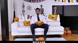 Anna Bell Peaks a csábos kitetovált milf - Mylf
