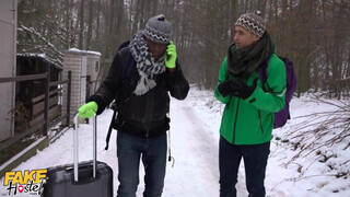 Méretes keblű tini bige és a turista srácok - Fake Hostel