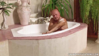 George Bácsi kinyalatja a popókáját dugás előtt