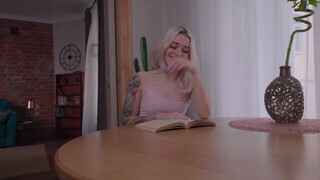 Orosz nőci és a barátja szexelnek egyet a kanapén