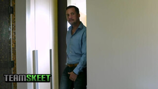 Khloe Kapri popsija gondosan bekúrva - TeamSkeet