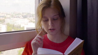 ULTRAFILMS - csábító tini bige begerjed egy könyvre