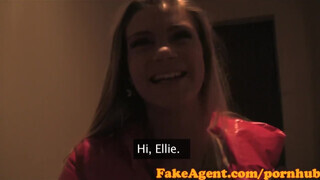 FakeAgent - vonzó sportos bige a castingon