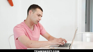 Szomszéd maca imád lovagolni - TeamSkeet
