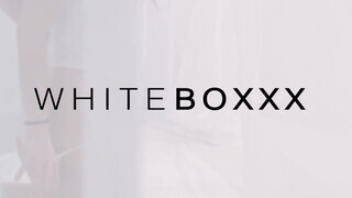 WHITEBOXXX - Vanessa Decker gyengéden kúrel