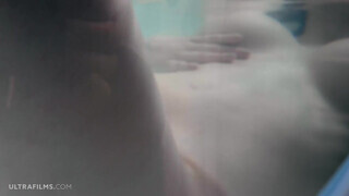 ULTRAFILMS - Mila Azul a fürdőkádban élvezkedik