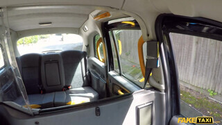Fake Taxi - Fiatal maca kúr a taxiban