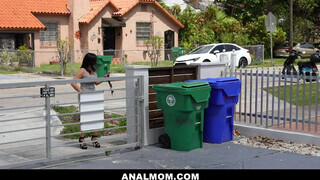 Nadia White fiatal ürgével hancúrozik - Anal mom