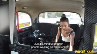 Freya Dee ingyen fuvarért kúr - Fake Taxi