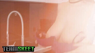 TeamSkeet - bögyös debella szuka és a pici faszi esete