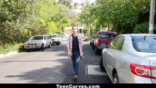 TeenCurves - Teanna Trump méretes farkat kap