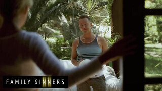 Family Sinners - Kit Mercer felizgult a nevelő fiára